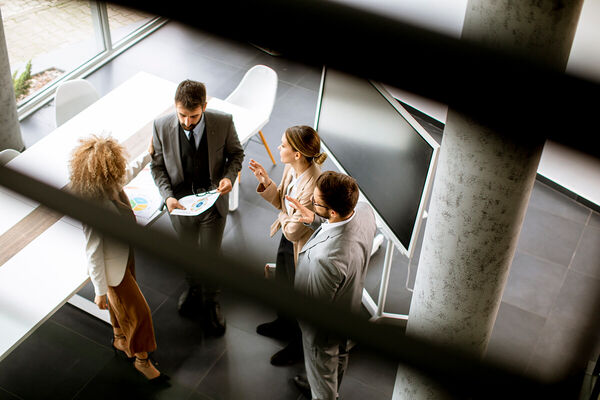 zaken-mensen-groep-bovenaf-2