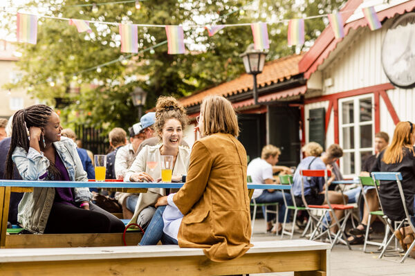 young-female-friends-relaxing-